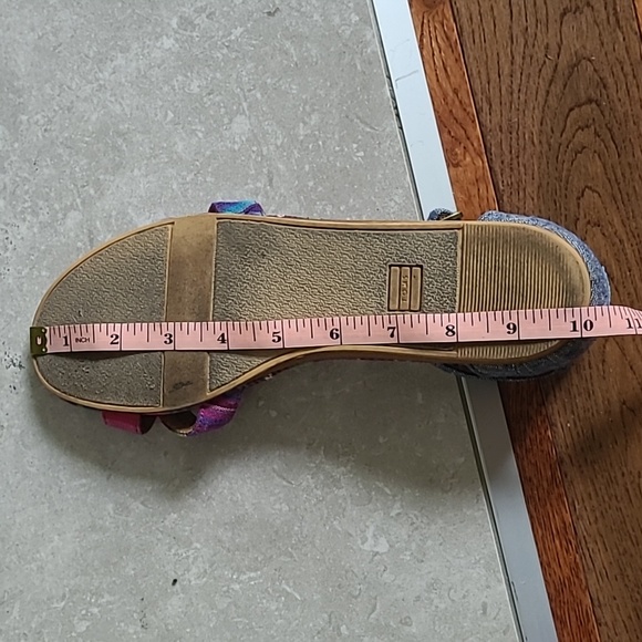 TOMS Woven Sandals - Picture 9 of 10